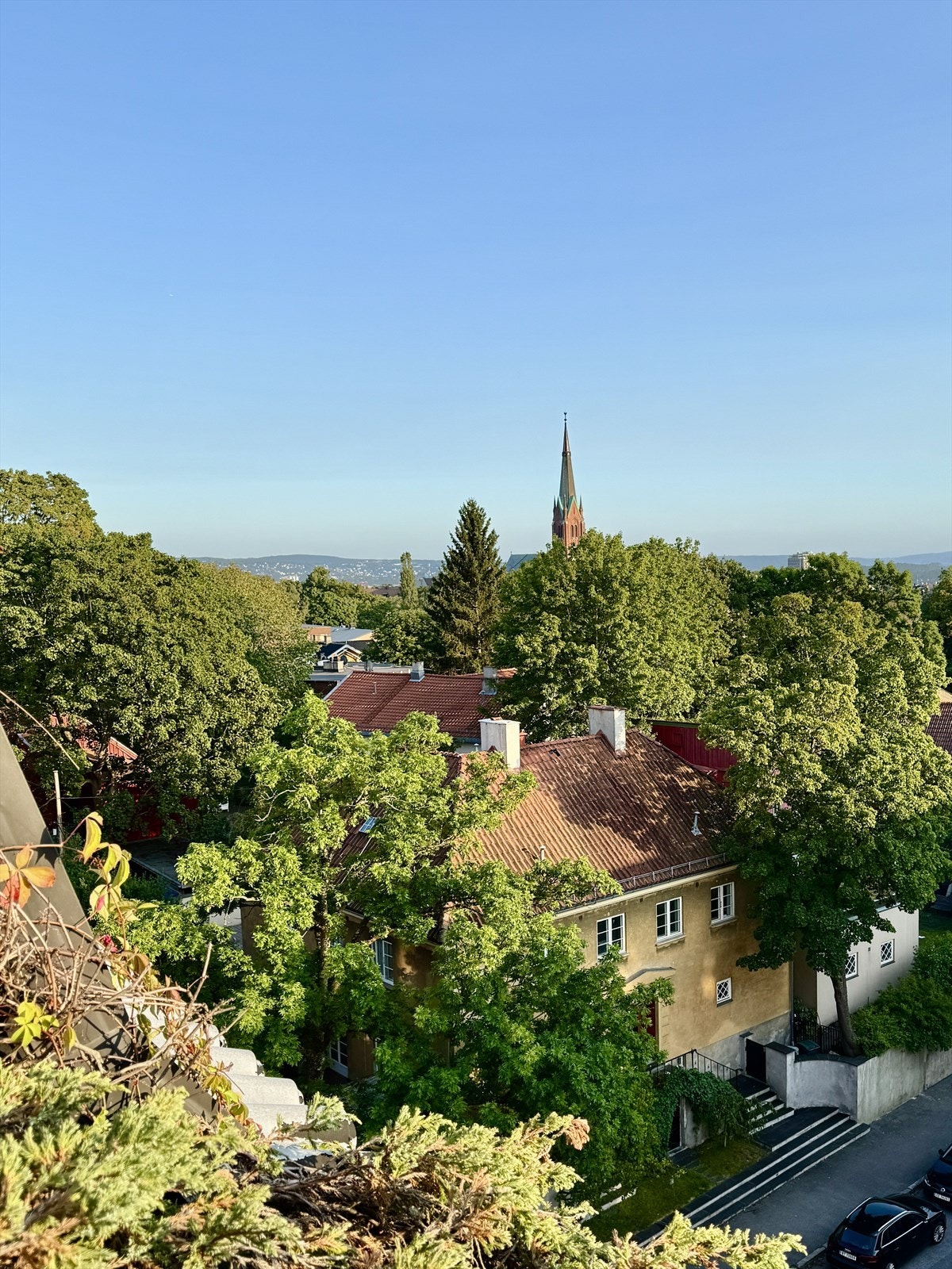 Fantastisk utsikt fra spisestuen mot en grønn oase og Uranienborg kirke. Galleribilde