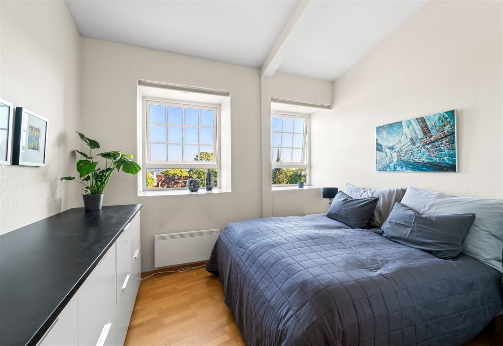 Meget romslig hovedsoverom med god plass til dobbeltseng og massevis av kommode og garderobeplass. Galleribilde