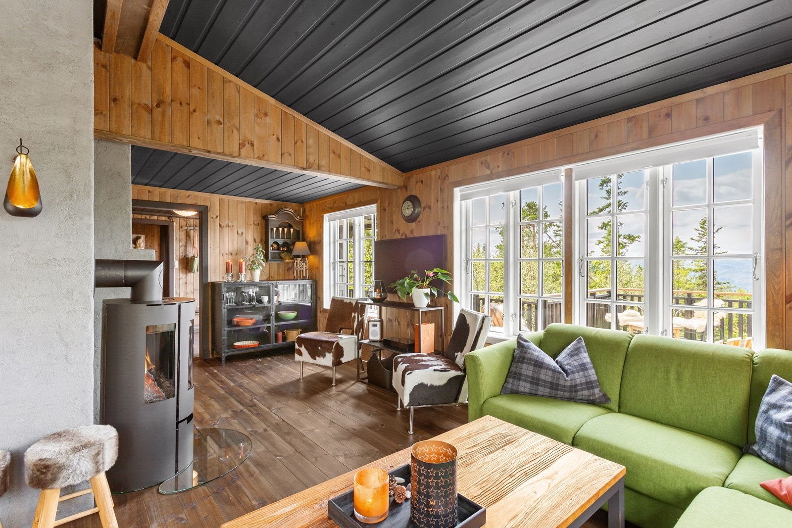 Stuen har godt med dagslys inn og fantastisk takhøyde, som gir flott romfølelse med mye naturlig lys. Galleribilde