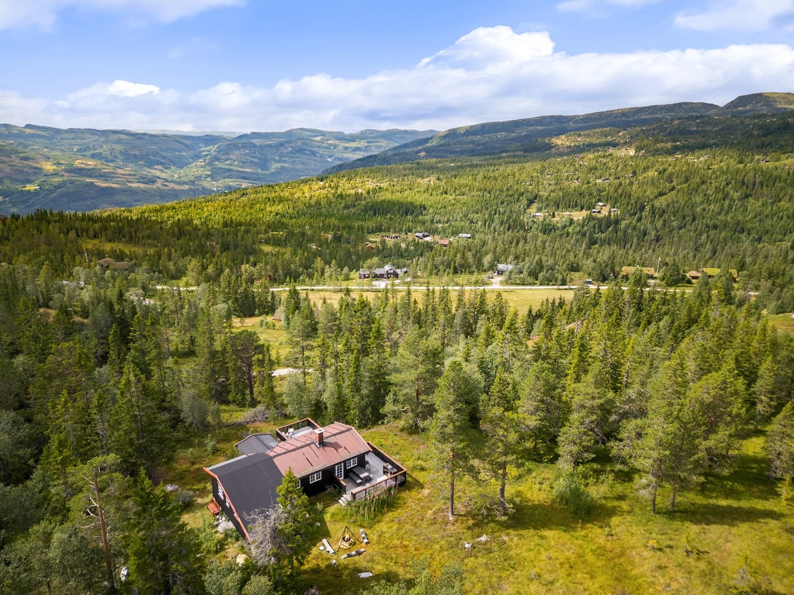 Fra hytta er det umiddelbar nærhet til variert turterreng sommer som vinter, samt milevis av preparerte skiløyper i flere retninger og fantastiske turmuligheter til fots. Galleribilde