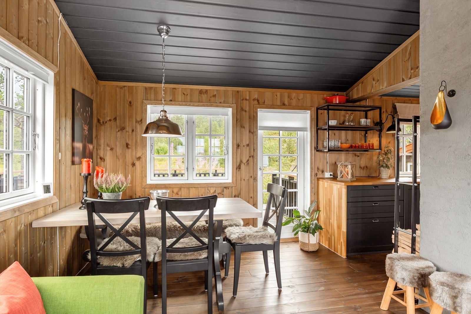 Rommet er romslig, og åpner opp for ulike møbleringsalternativer med en komfortabel sofakrok, underholdningsavdeling og lenestoler, der en kan sitte å nyte en god bok. Galleribilde