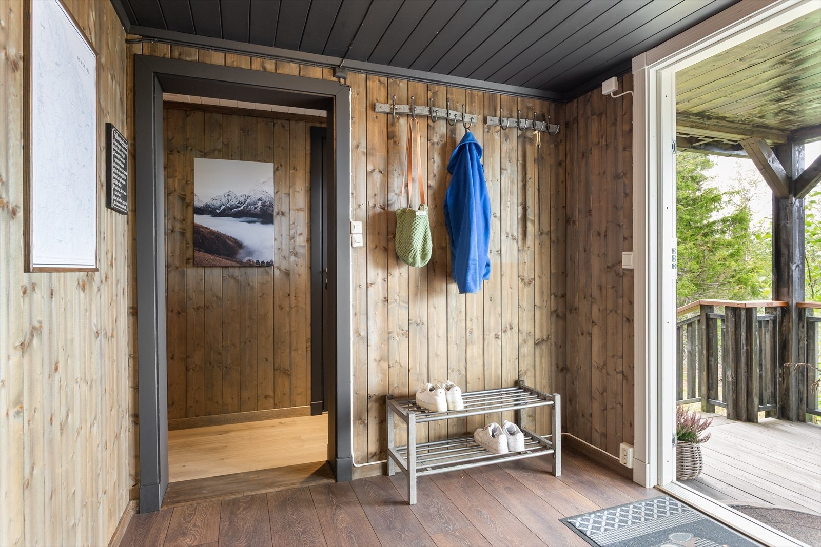 Her er det god plass til å henge fra seg yttertøy på knagger og til å sette ifra seg sko. Galleribilde