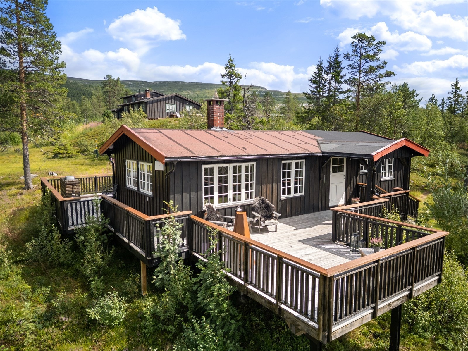 Ute finner du generøse terrasser og naturlige uteplasser som gir deg gode solforhold og muligheter for å nyte frisk fjelluft gjennom alle årstider. Galleribilde