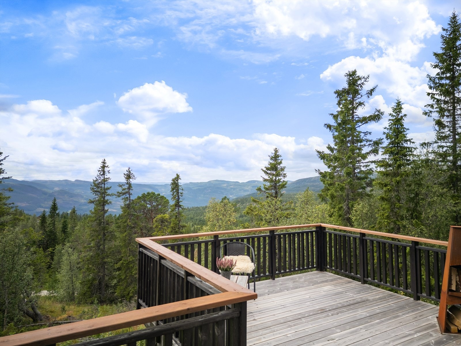 Hytta er plassert i skjermet terreng med flott utsikt mot fjellheimen og generelt gode solforhold. Galleribilde