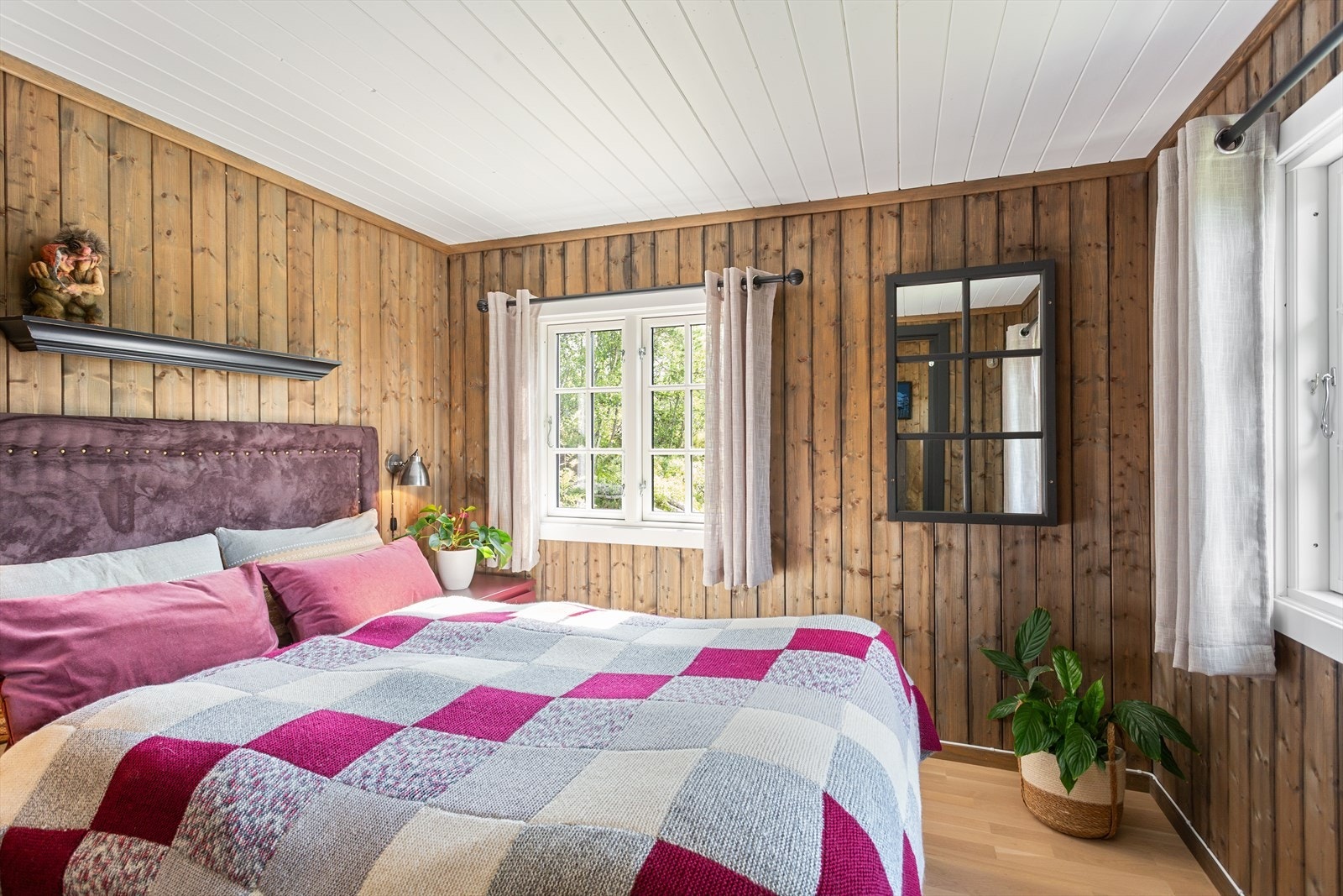 Hytta har to godkjente romslige soverom av fin størrelse. Hovedsoverommet er innredet med dobbeltseng med tilhørende nattbord. Galleribilde