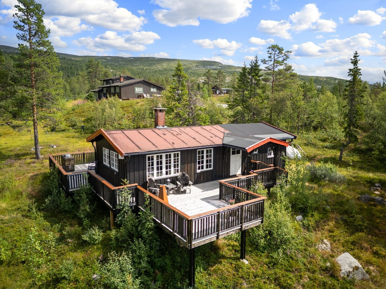 Dette er en hytte som taler til hjertet - klassisk, ekte og tradisjonsrik, men med et moderne preg som gjør den både tidløs og fremtidsrettet. Galleribilde