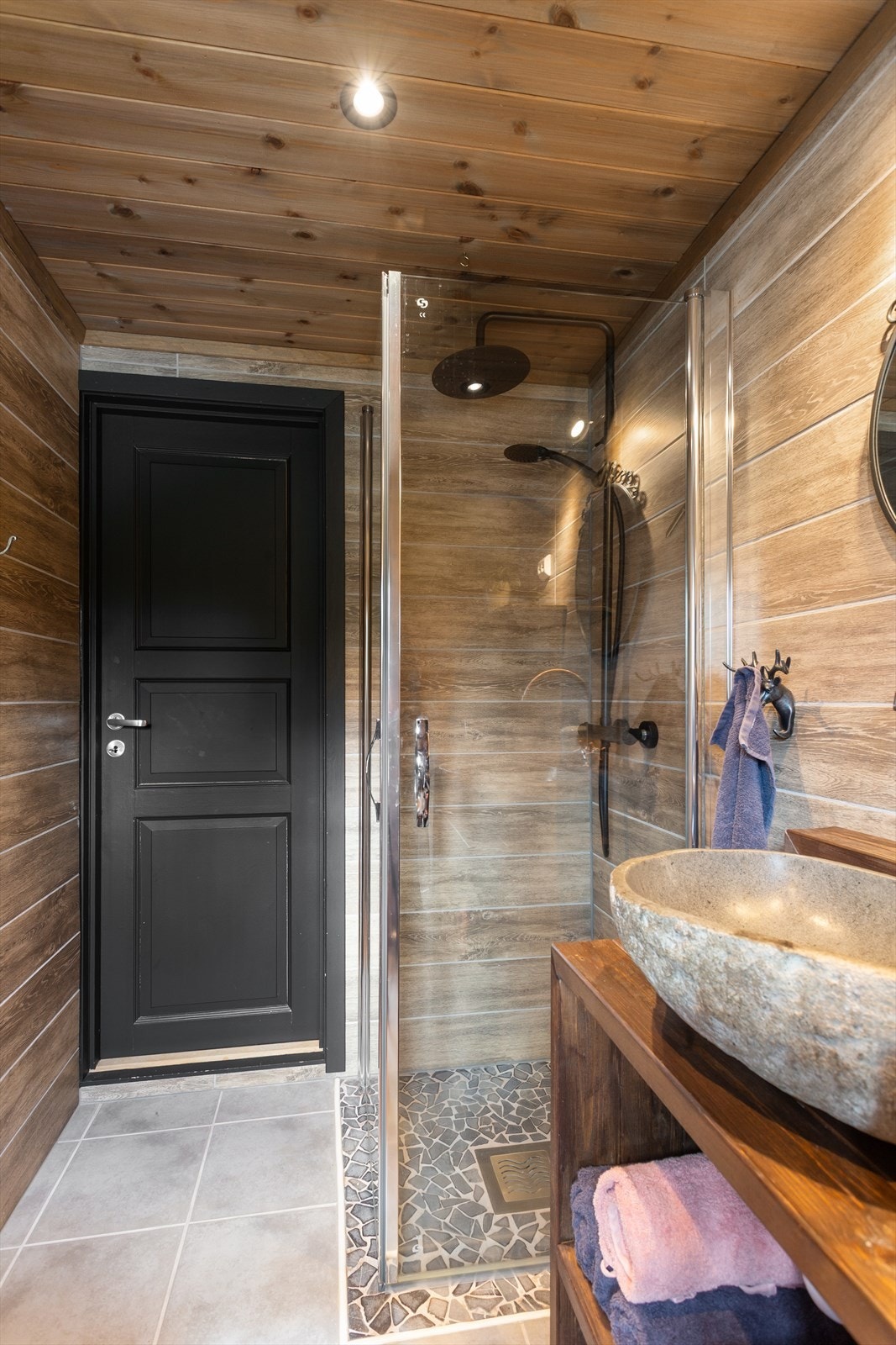 Badet kombinerer rustikk hyttesjarm med gode løsninger. Rommet er praktisk innredet med både toalett, dusj og vaskemaskin. Galleribilde