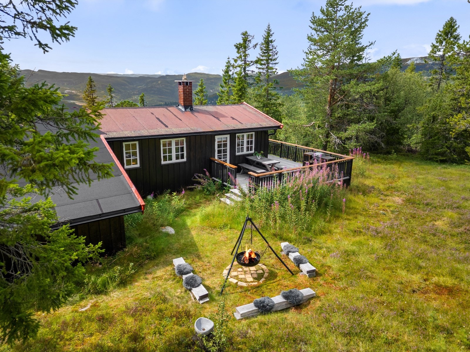 Idyllisk beliggende og klassisk fjellhytte omringet av vakker natur og nærhet til fine turmuligheter sommer som vinter! Galleribilde