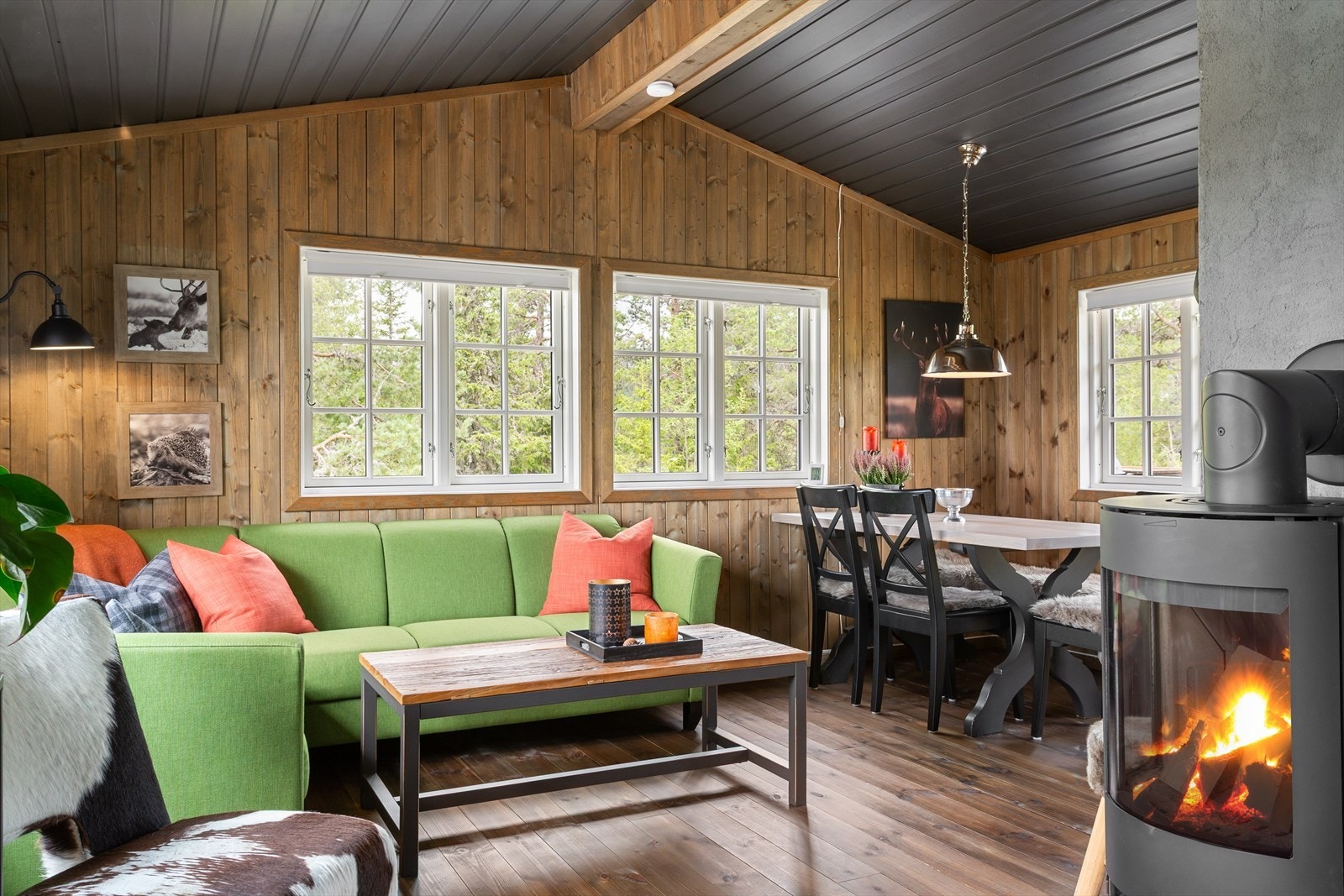 Stuen har en elegant og klassisk vedovn, som skaper en lun og god stemning. Galleribilde