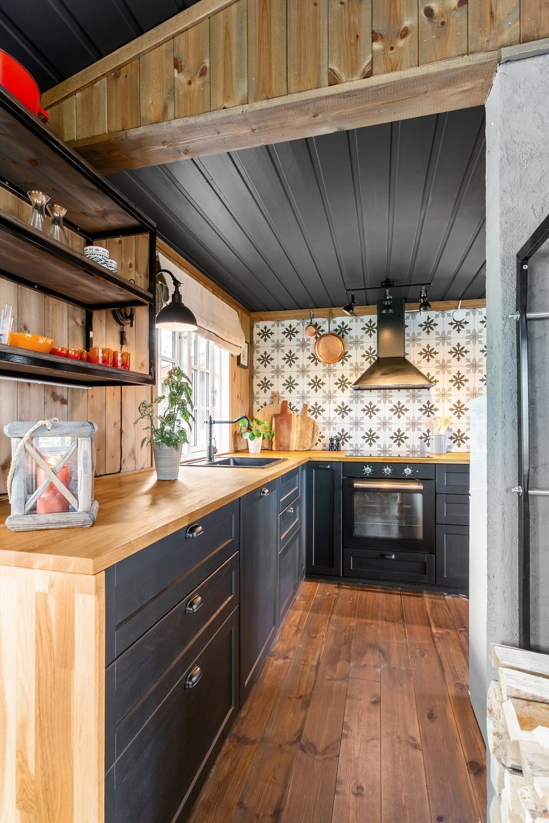 Det er kjøl/fryseskap, oppvaskmaskin, platetopp, stekeovn og komfyrvakt. Det er kjøkkenventilator med avtrekk ut. Galleribilde