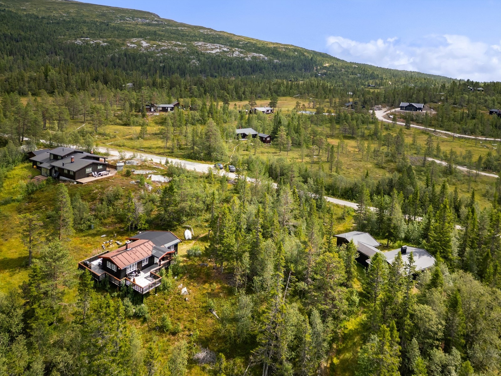 Hytta ligger skjermet og fredelig til i et etablert hyttefelt, litt syd for populære Tempelseter. Galleribilde