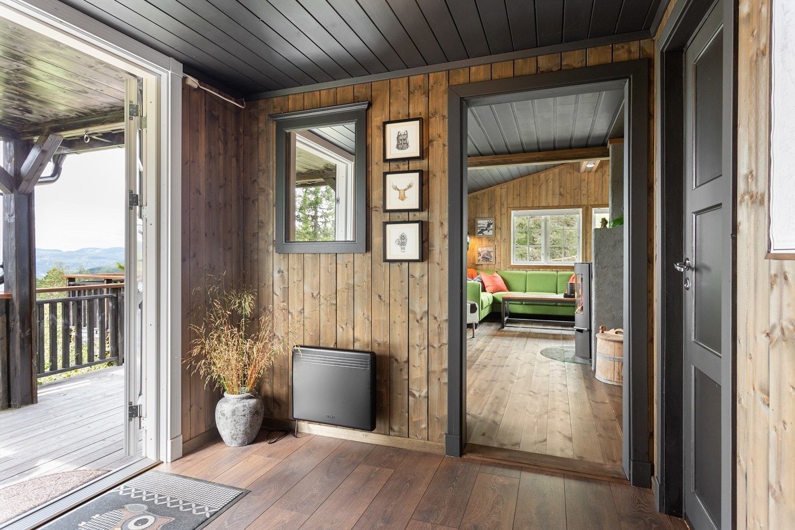 Velkommen inn! Man ankommer hytta via et hyggelig takoverbygget inngangsparti og inn til en romslig entré. Galleribilde