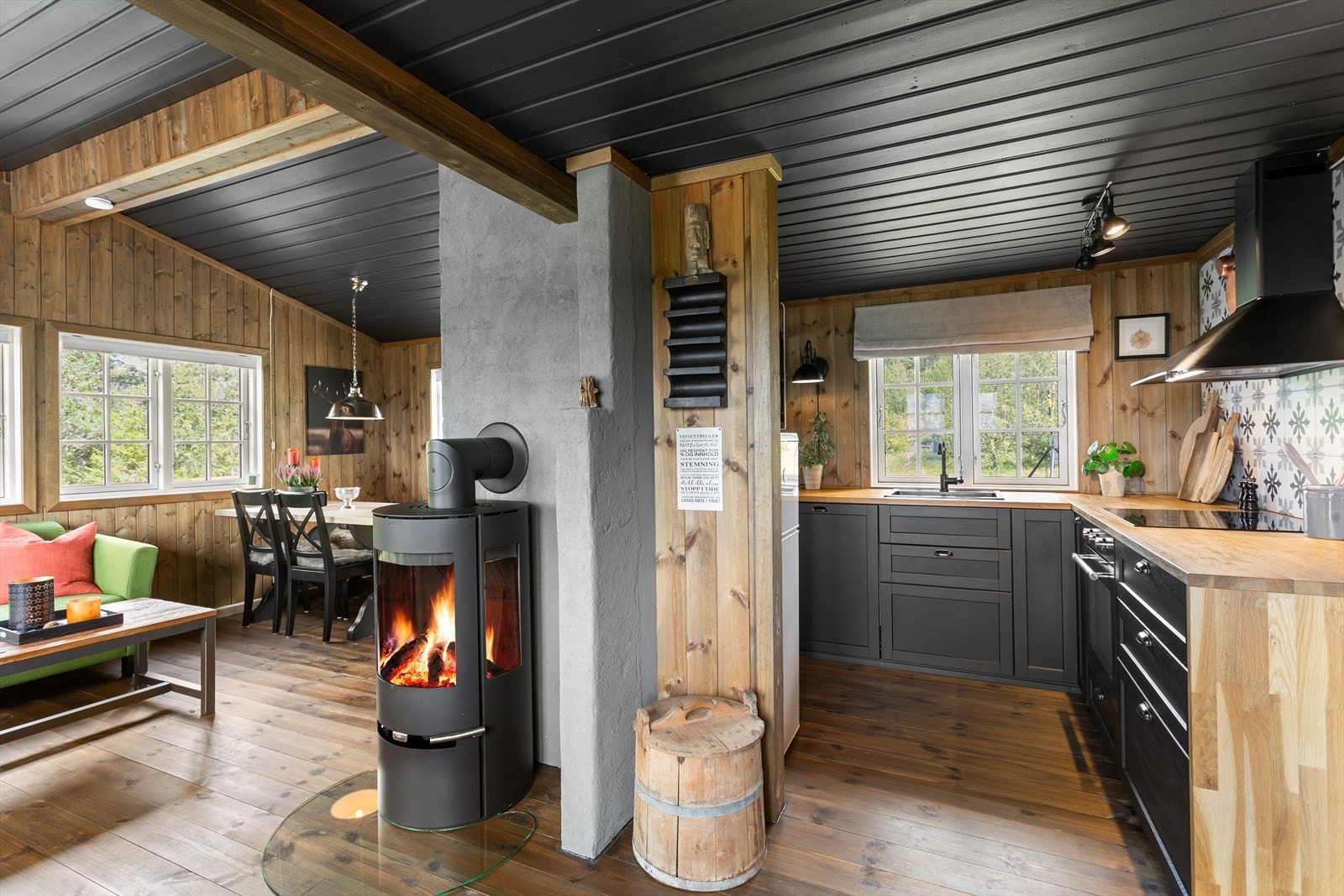 Hytten har et funksjonelt planløsning med romslig stue og kjøkken i åpen løsning - perfekt for sosiale måltider og hyggelige kvelder foran peisen. Galleribilde