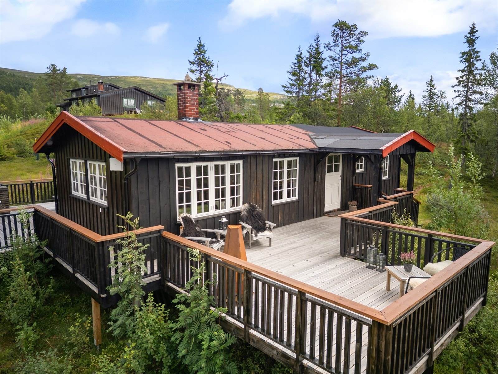 Romslig uteplass med gode solforhold, perfekt for både avslapning og sosiale sammenkomster. Galleribilde