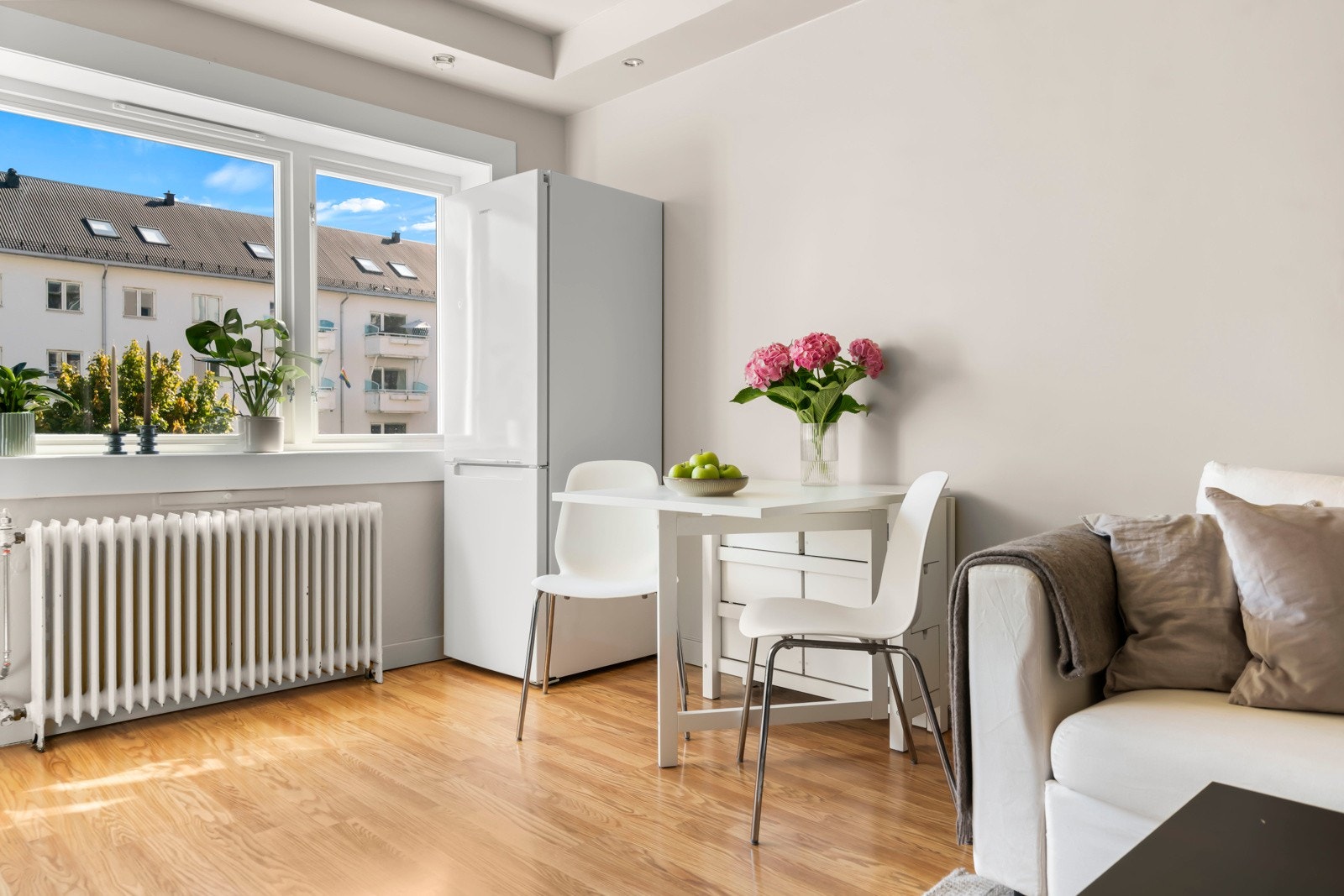 Stort vindu mot rolig bakgård som gir rikelig med naturlig lys Galleribilde