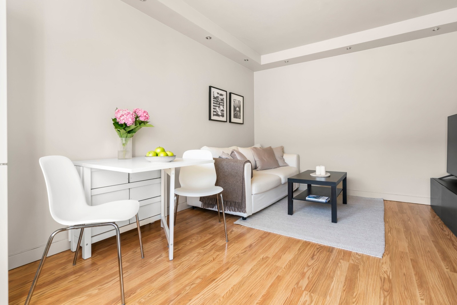 Stuen er godt utnyttet med plass til både sofa, spisegruppe og TV Galleribilde