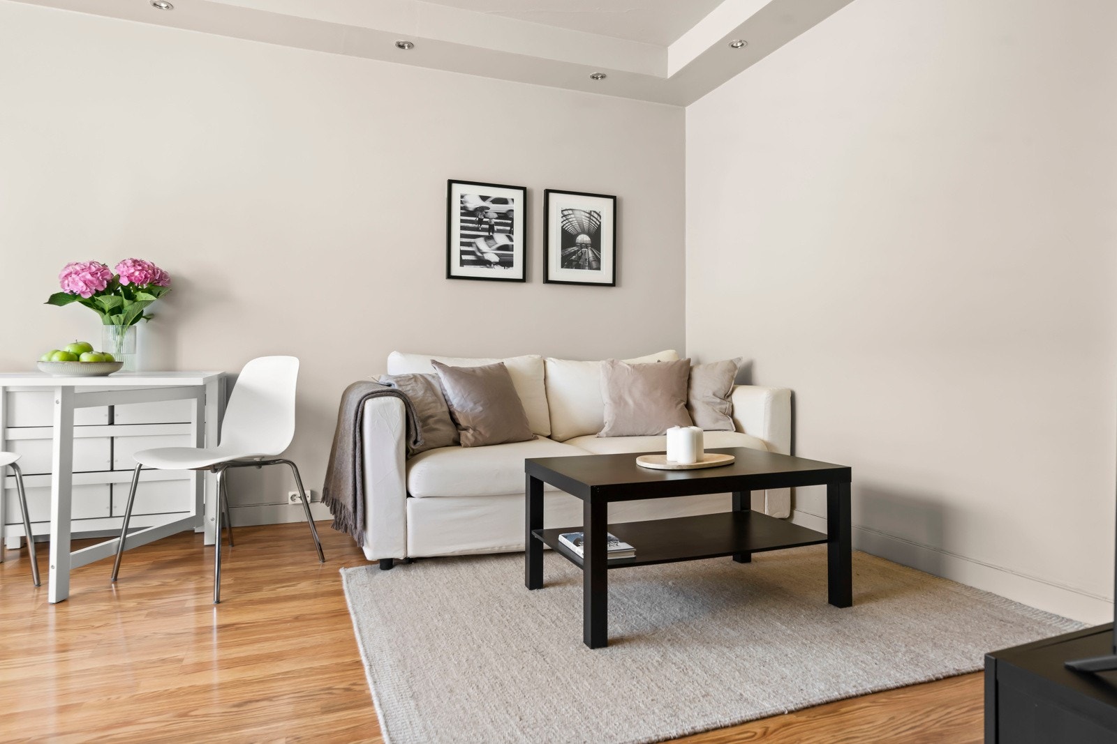 Boligen har en åpen stue- og kjøkkenløsning Galleribilde