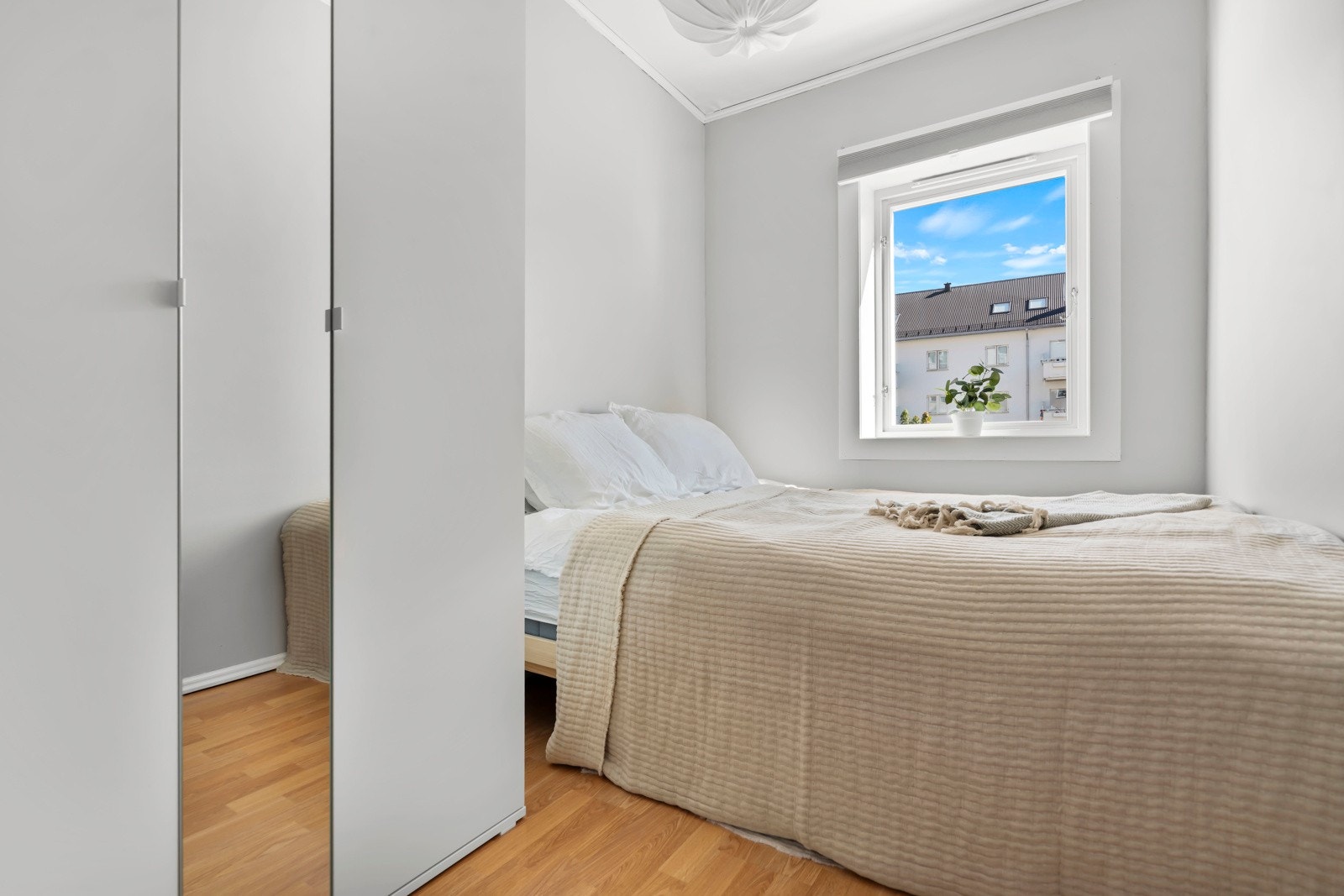 Soverommet er praktisk innredet med plassbygd seng for optimal utnyttelse av rommet Galleribilde