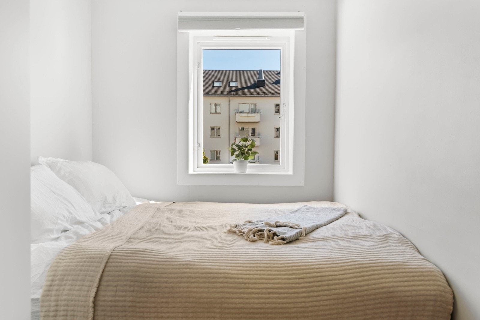 Inbydende soverom vendt mot rolig bakgård Galleribilde