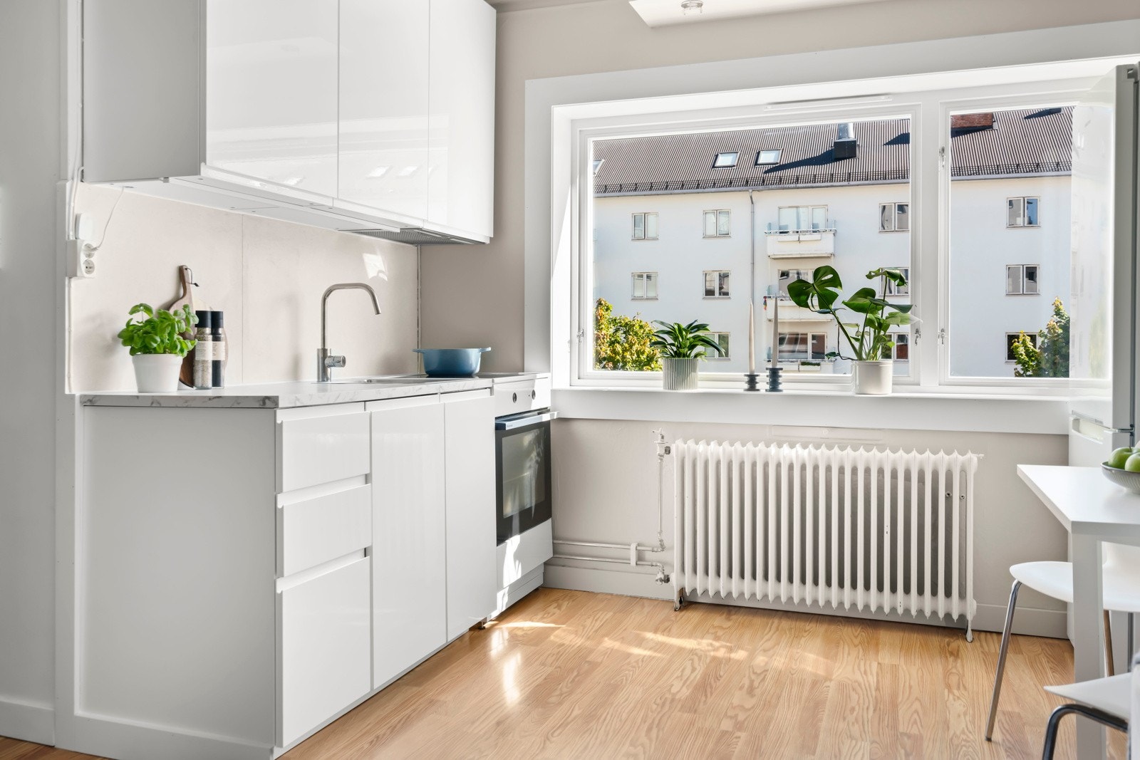 Kjøkkenet er nyoppusset fra 2024 og fremstår moderne og lyst. Galleribilde