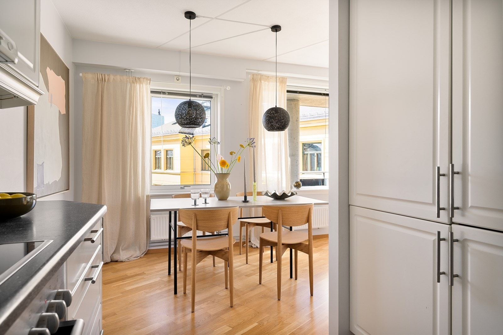 Kjøkkenet er stilrent med lyse fronter og rikelig med skapplass. Galleribilde