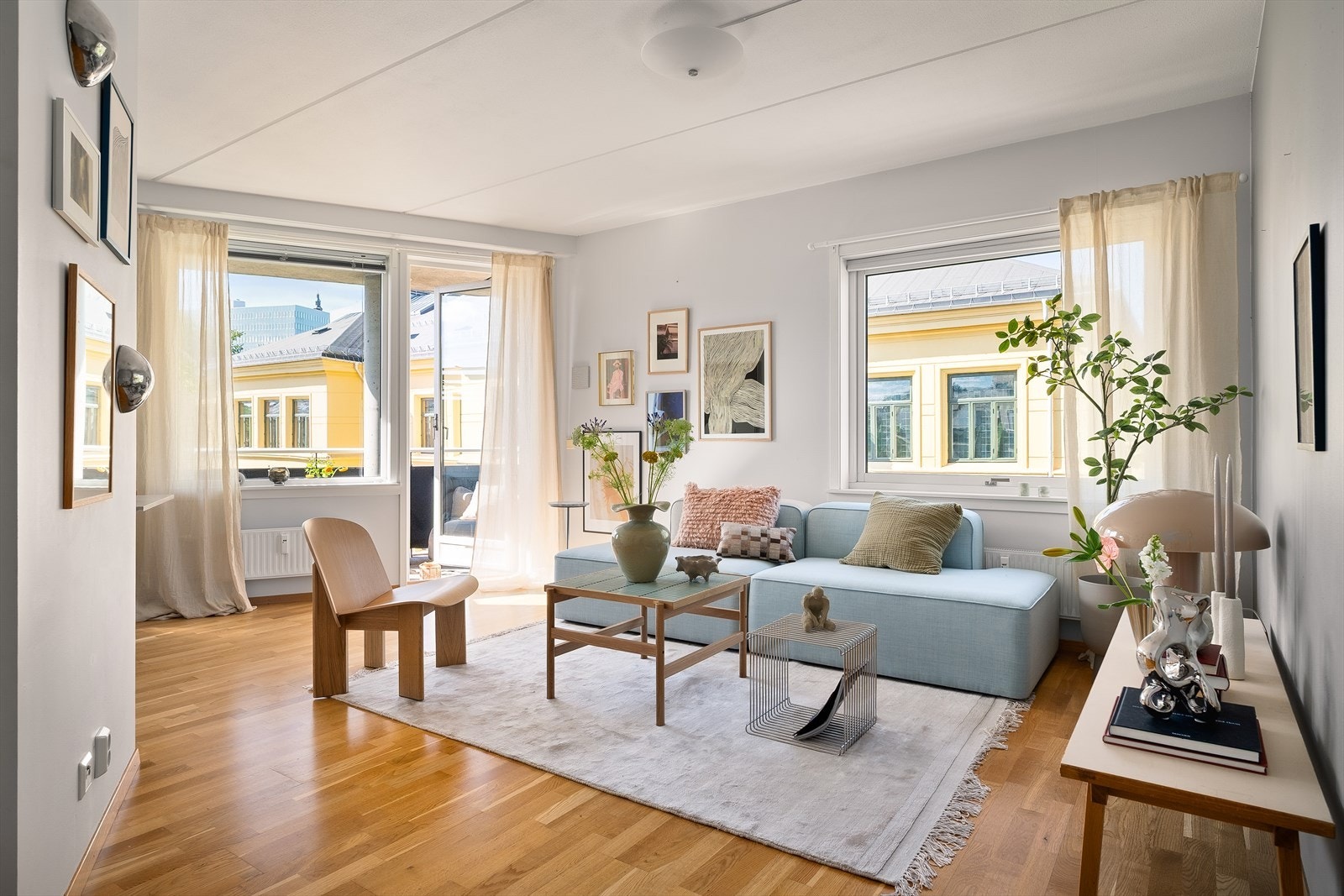 Den lyse og romslige stuen har store vindusflater som slipper inn rikelig med dagslys. Her får du en lun atmosfære med plass til både sofakrok og hyggelig samlingssted for familie og venner. Galleribilde