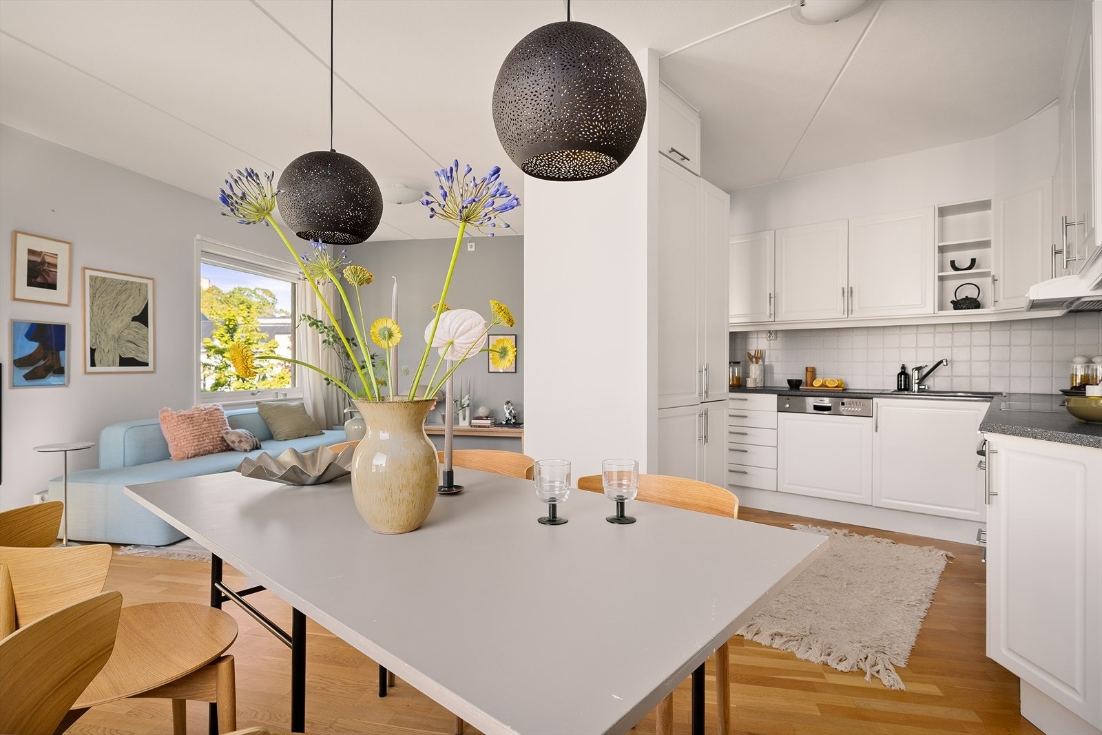 Her får du en moderne og funksjonell arbeidsplass for matlaging og koselige stunder. Galleribilde