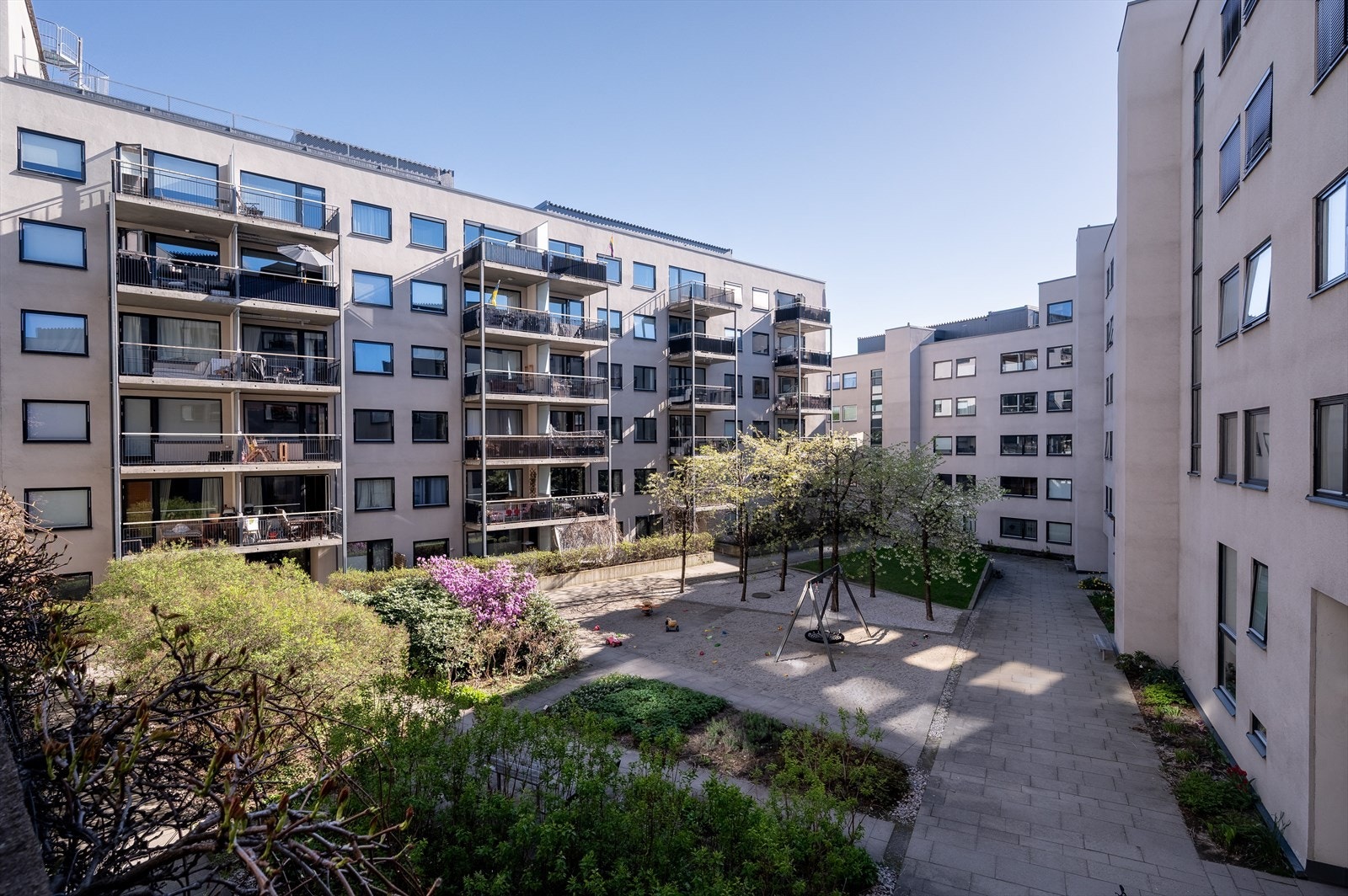 I bakgården finner du lekeplass for de minste. Galleribilde