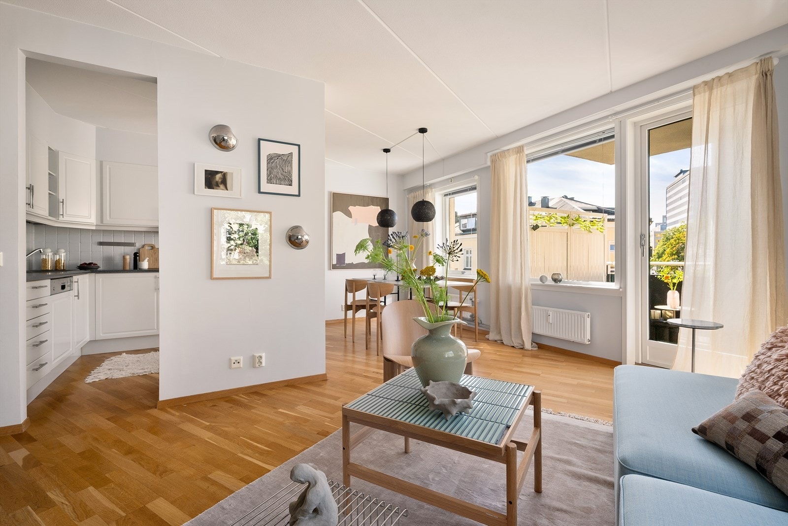 Stuen oppleves åpen og sosial, med naturlige soner for både spiseplass og sofakrok. Den gjennomtenkte planløsningen gir gode møbleringsmuligheter. Galleribilde