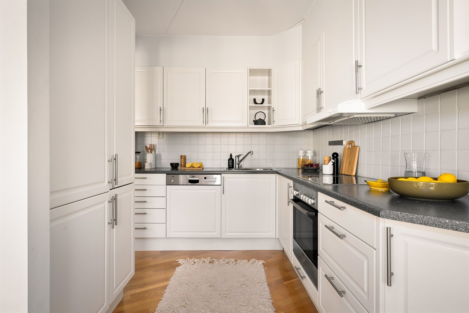 Løsningen gir deg både funksjonalitet og et moderne uttrykk, perfekt for både hobbykokken og den mer erfarne. Galleribilde