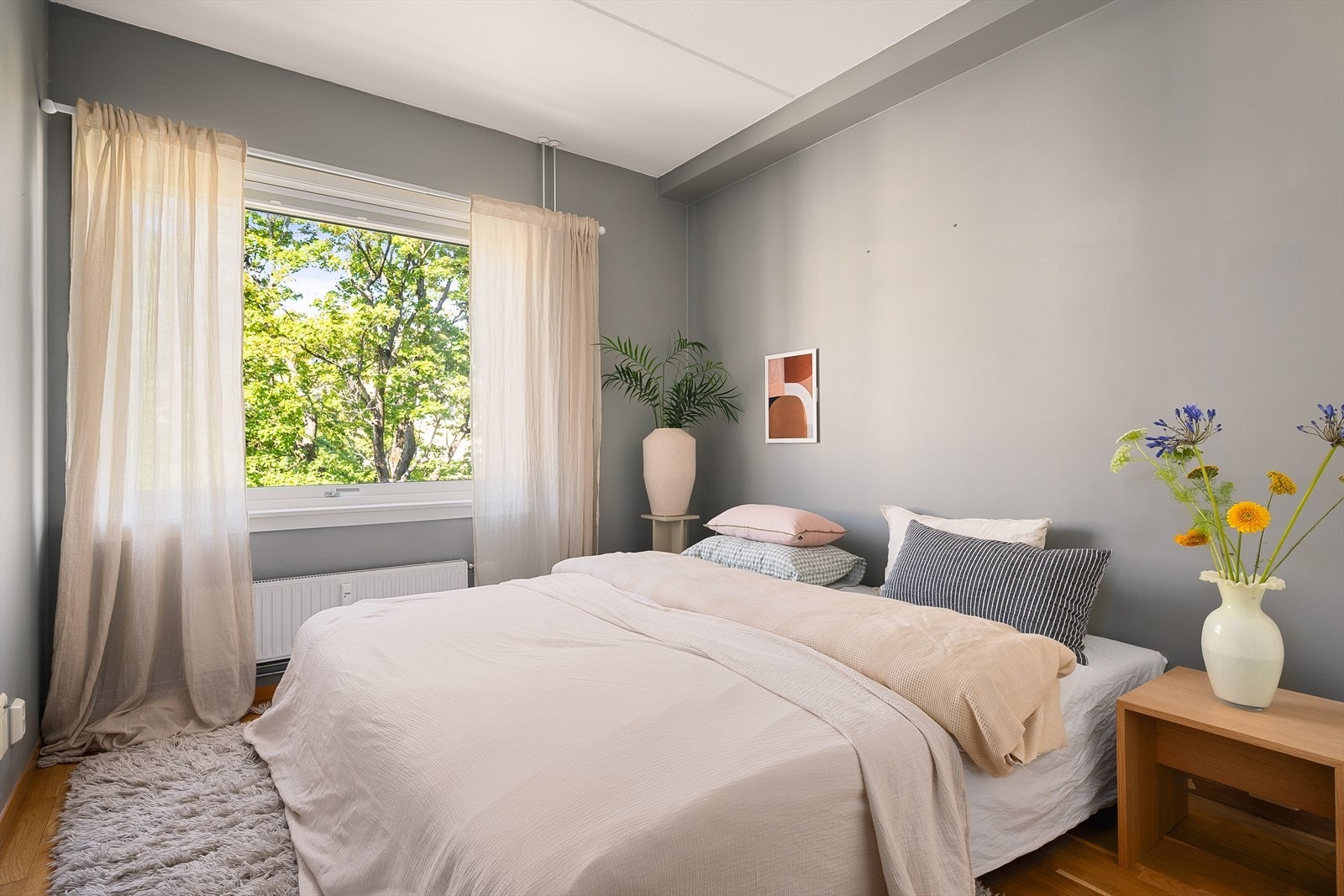 Det romslige soverommet har god plass til dobbeltseng og oppbevaringsløsninger, samtidig som det store vinduet gir lys og luft. Galleribilde