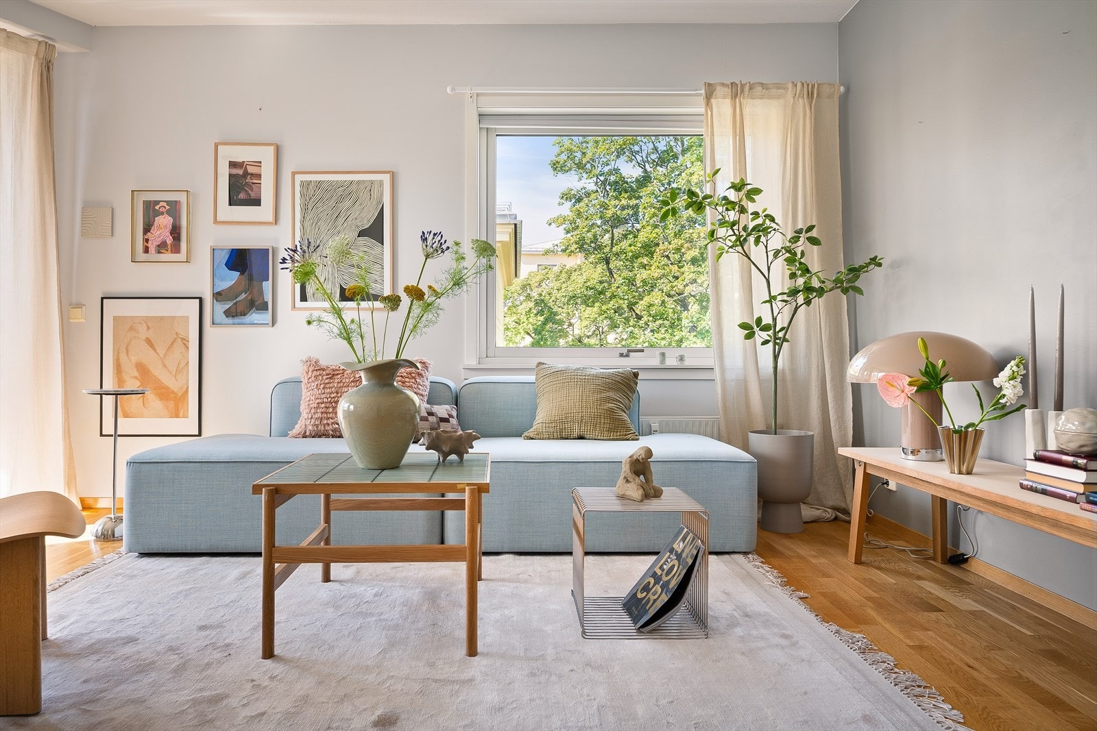 Her ser man hvordan lys og farger spiller sammen for å skape en varm og imøtekommende atmosfære. Galleribilde