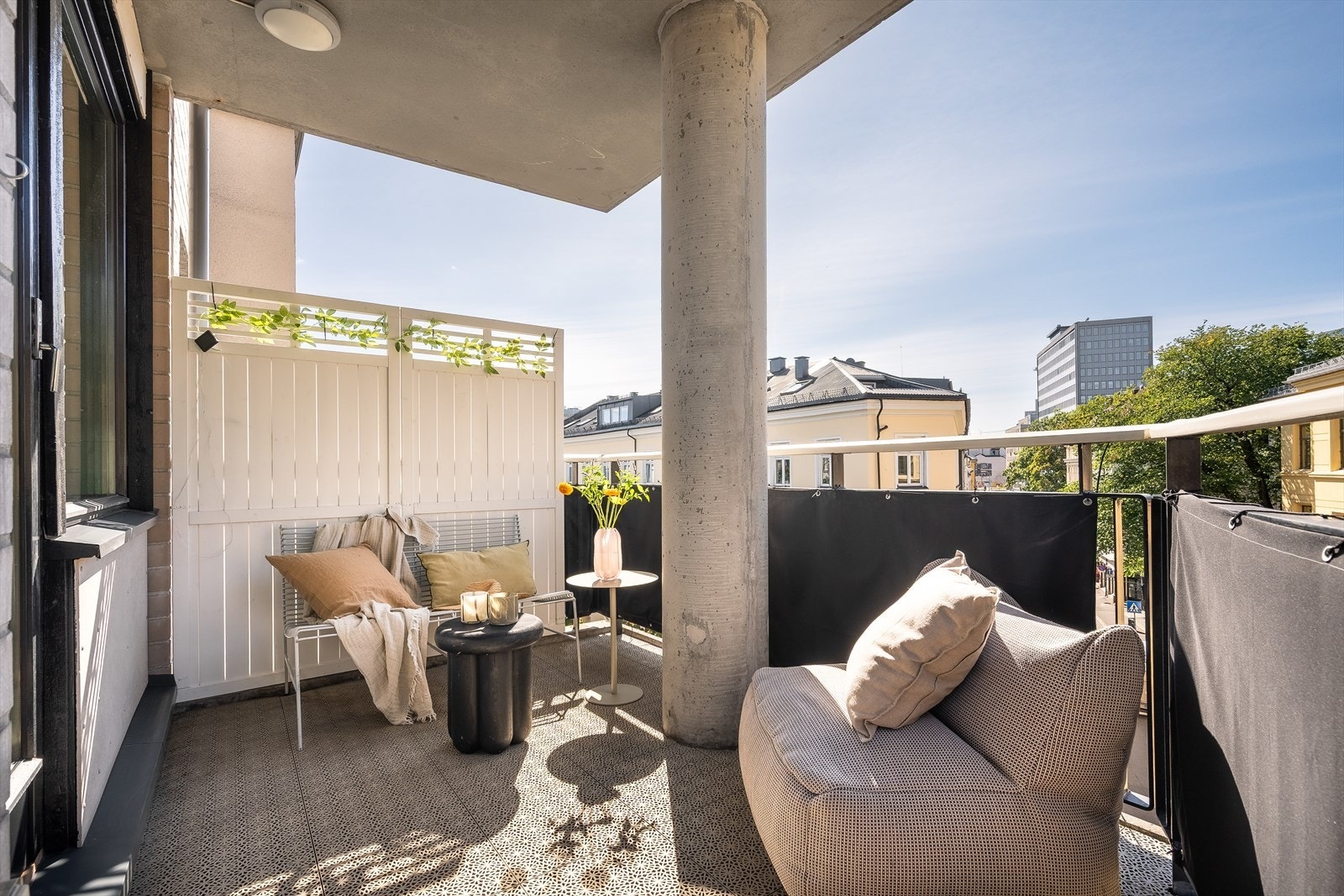 Fra stuen er det utgang til en herlig balkong. Balkongen fungerer som en forlengelse av oppholdsrommet, perfekt for å nyte varme sommerdager og sene kvelder utendørs. Galleribilde