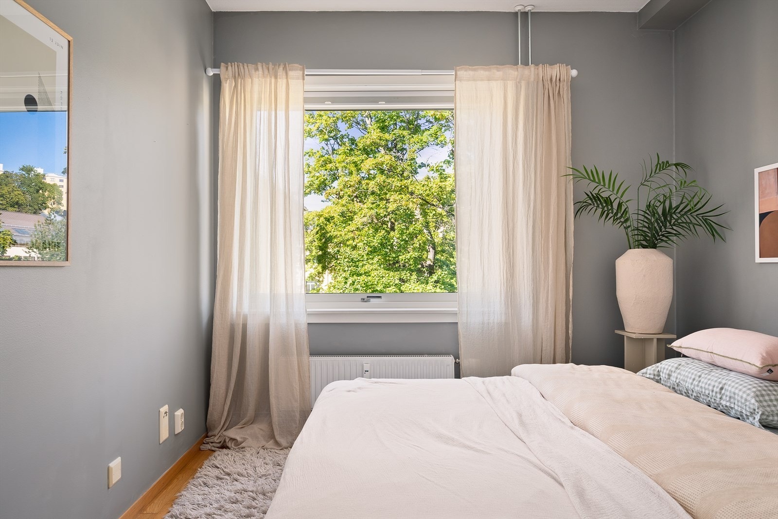 Her er det lett å skape et avslappende og personlig soveromsmiljø, med plass til både skap og nattbord. Galleribilde