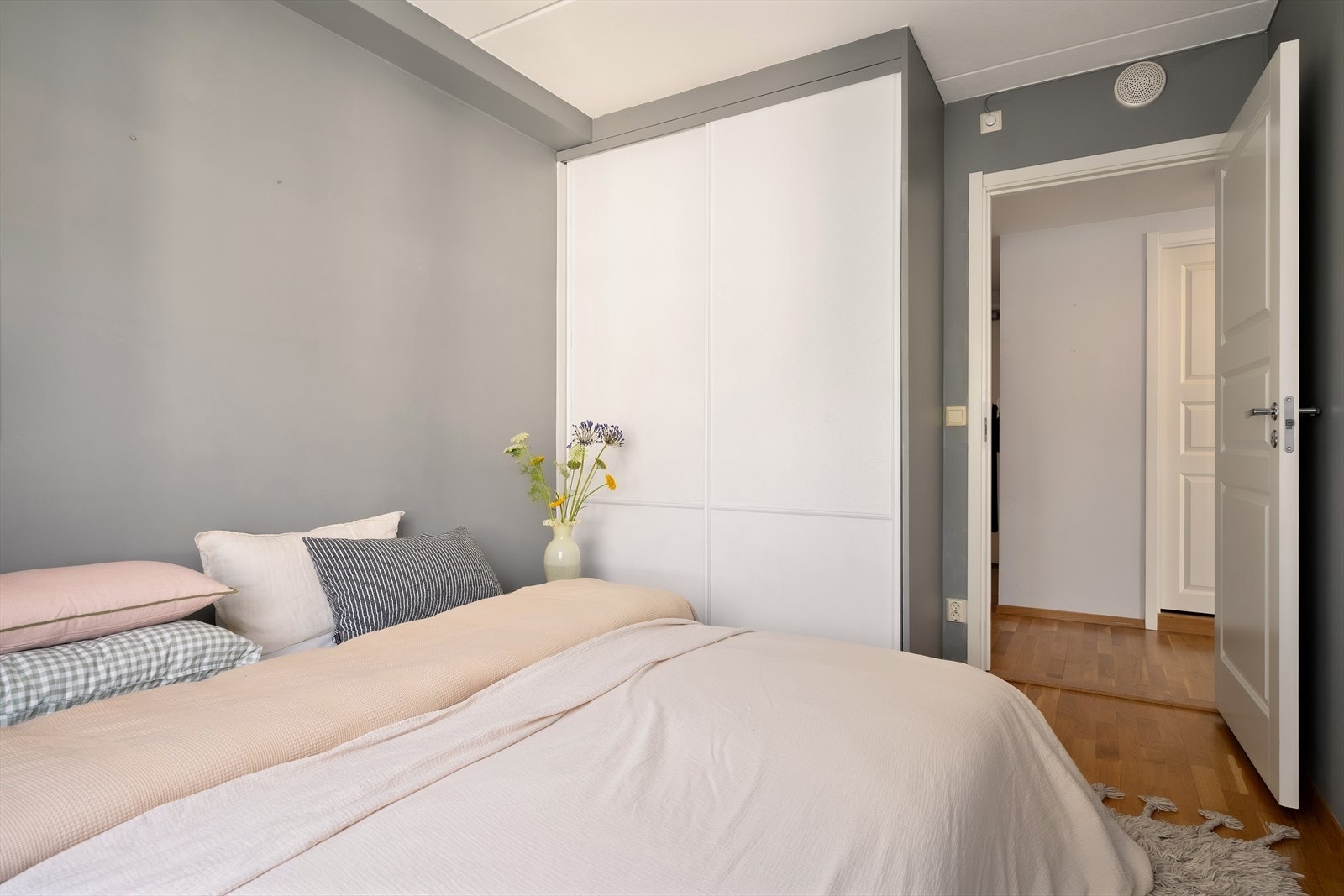 Praktisk integrert skyvedørsgarderobe gir rikelig med oppbevaringsplass. Galleribilde