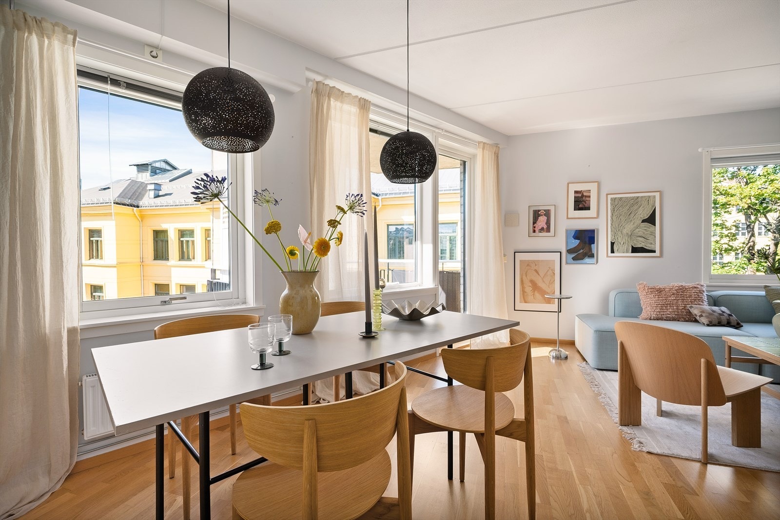 Den romslige spiseplassen har store vinduer som slipper inn lys gjennom hele dagen. Et naturlig midtpunkt i leiligheten for hyggelige måltider og selskap. Galleribilde