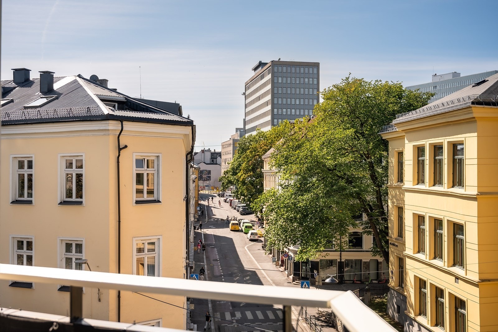 Fra balkongen har du nydelig utsyn mot frodige trær og nærliggende bygg. Galleribilde