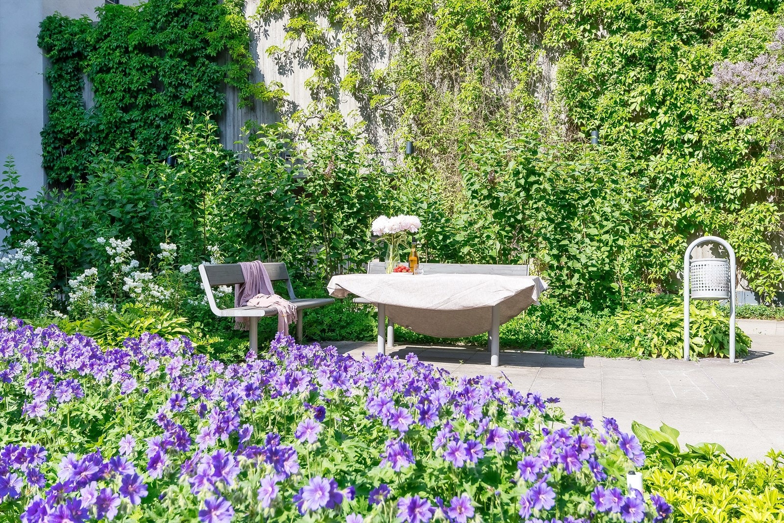 Her er det også satt opp benker og bord, som kan brukes av beboerne. Galleribilde