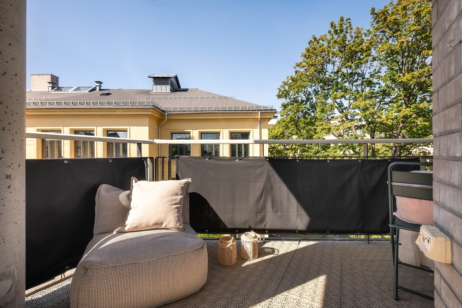 Balkongen har god plass til både sittegruppe og pyntelige detaljer som blomster og grønne planter. Her kan du skape din egen lille oase midt i byen. Galleribilde