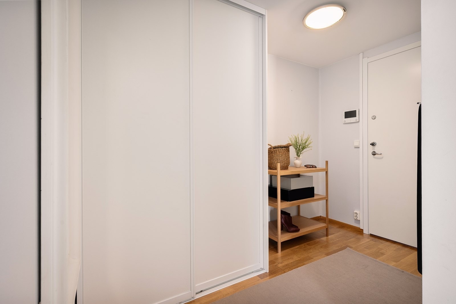 Leiligheten byr på en gjennomført og lys stil allerede fra inngangspartiet, som setter tonen for resten av boligen. Galleribilde