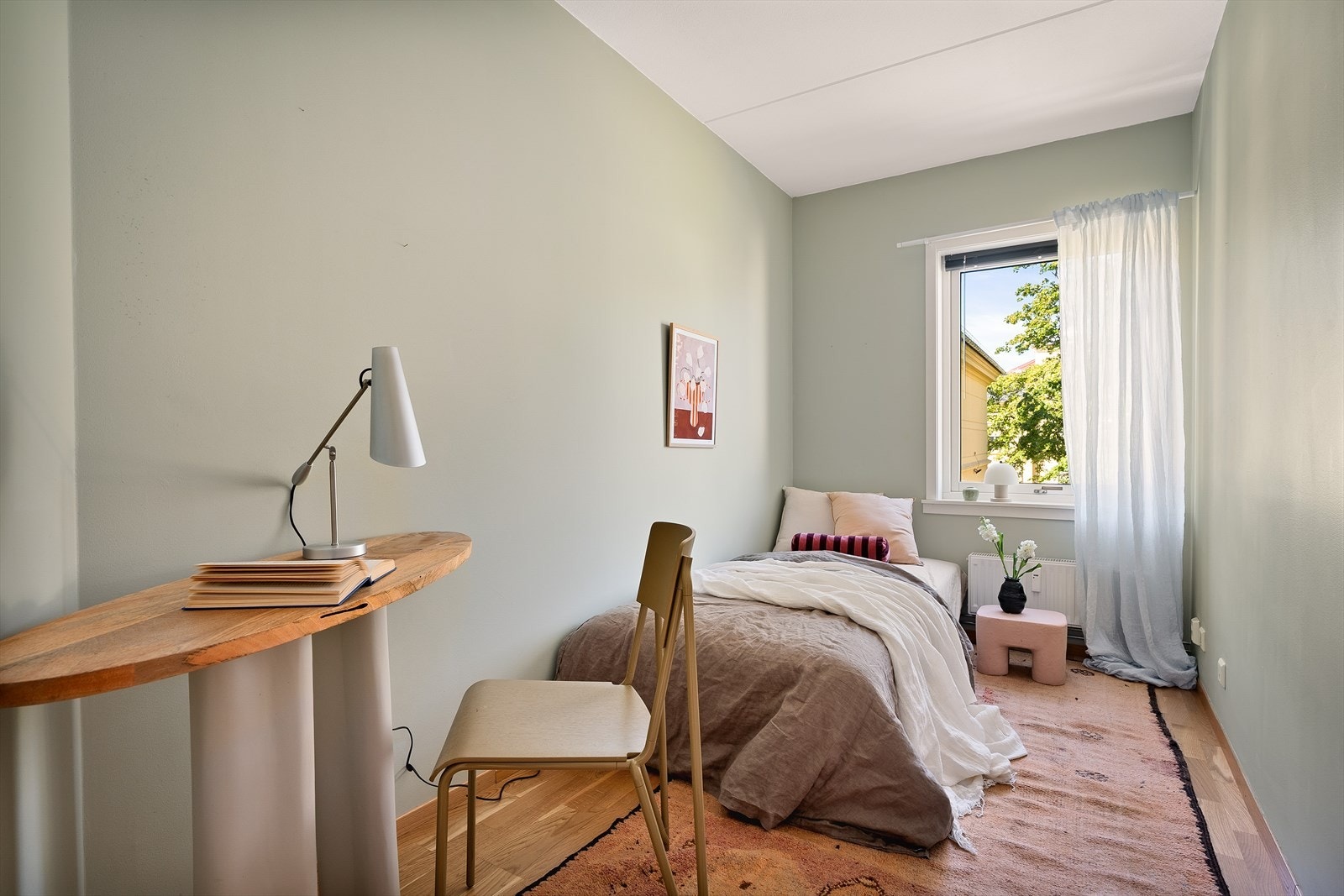 Ytterligere soverom eller gjesterom gir fleksibilitet til familien - et lyst og koselig rom som kan tilpasses ulike behov. Galleribilde