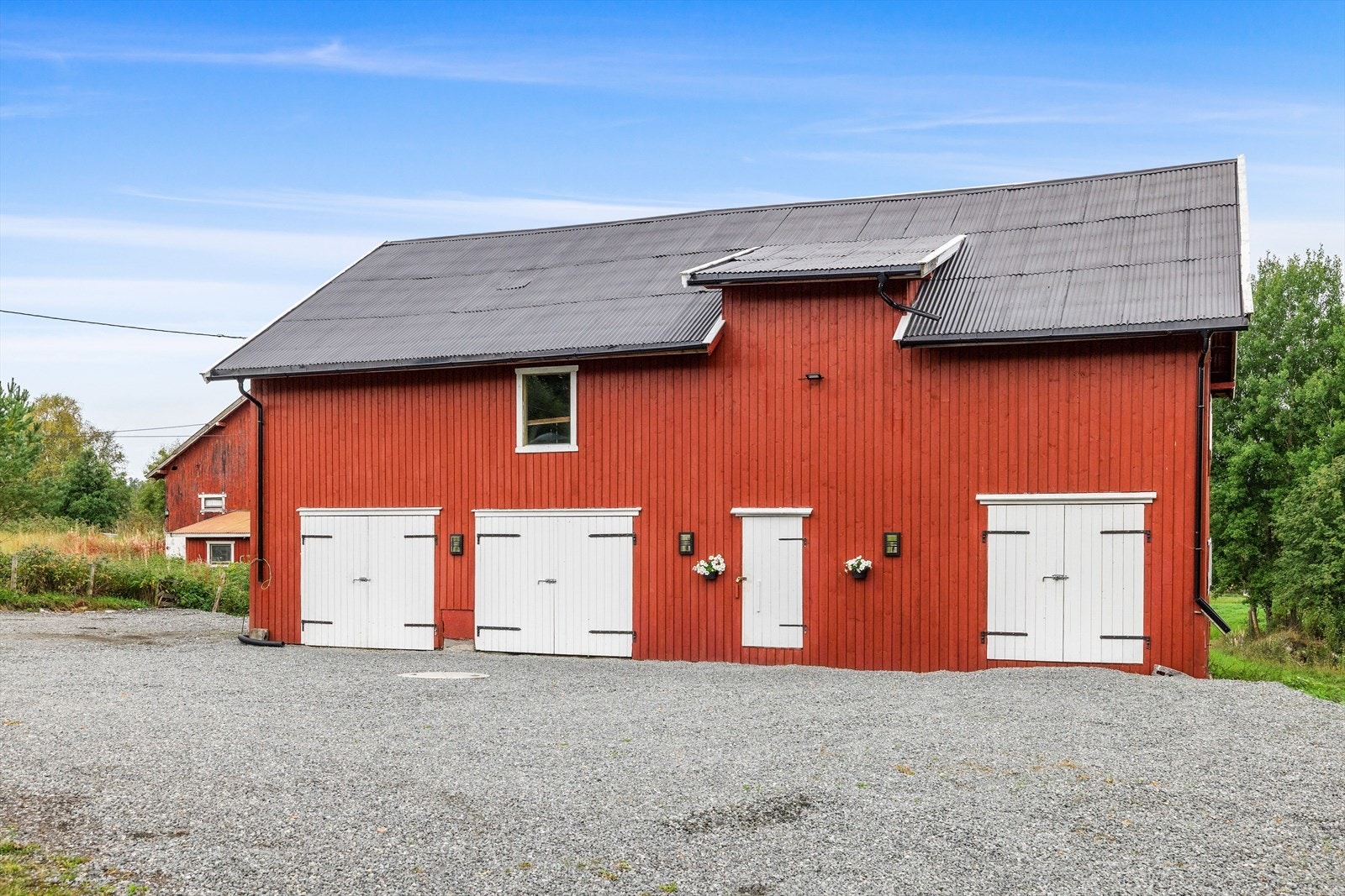 Låven er på 170 m². Her har du masse lagringsplass og to garasjeplasser. Galleribilde