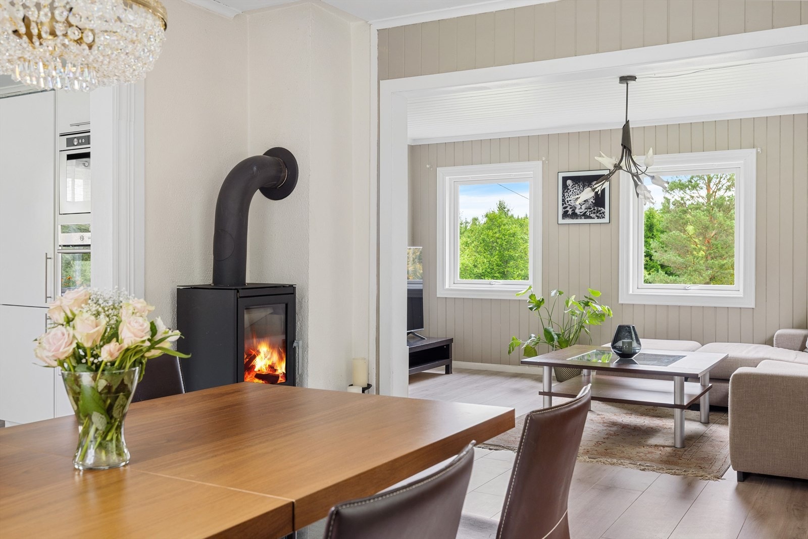 1. etasjen går i en fin runde. Til slutt kommer vi til stua og deretter inn i gangen igjen som tar oss opp i 2. etasjen. Galleribilde