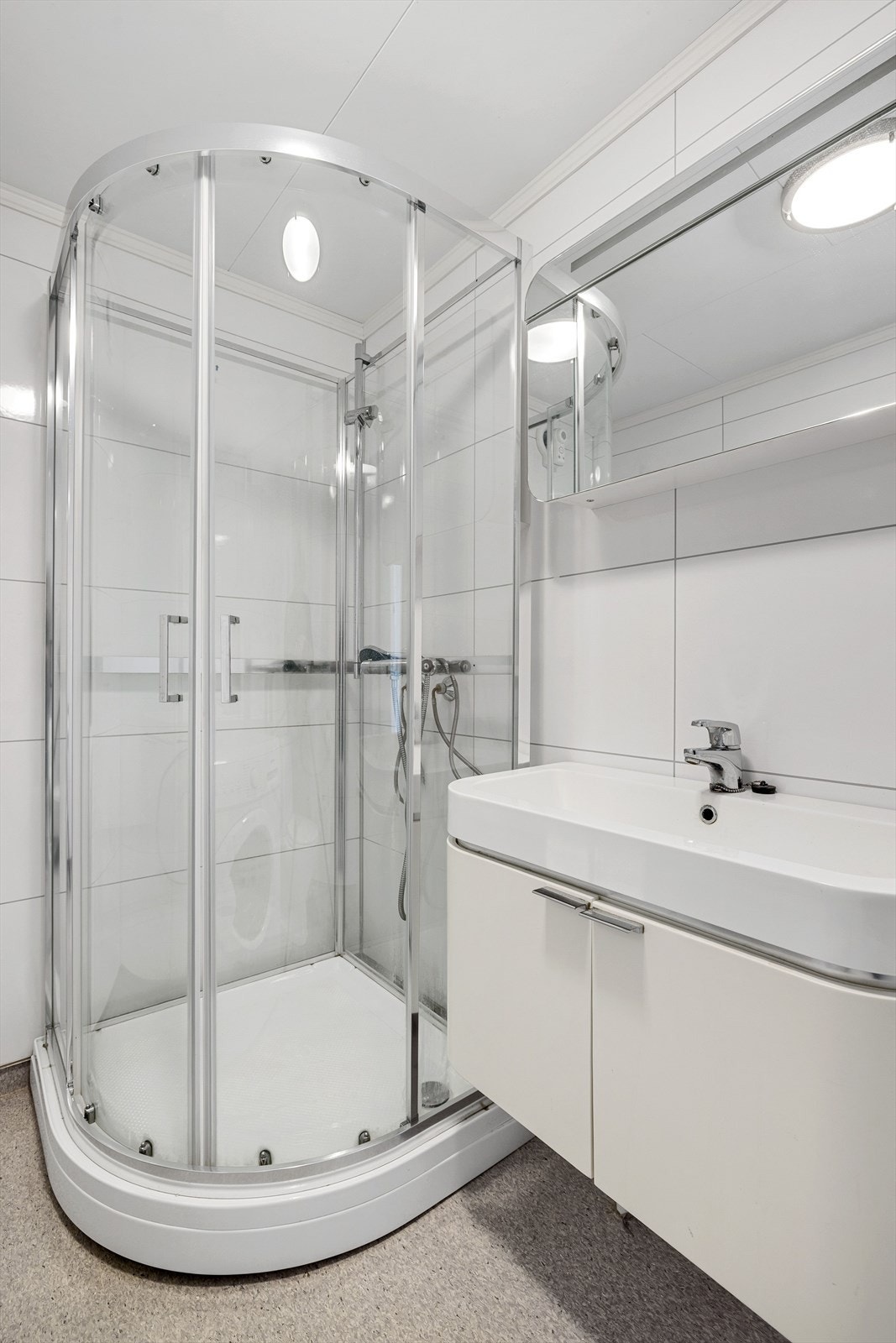 Romslig dusjkabinett. Galleribilde