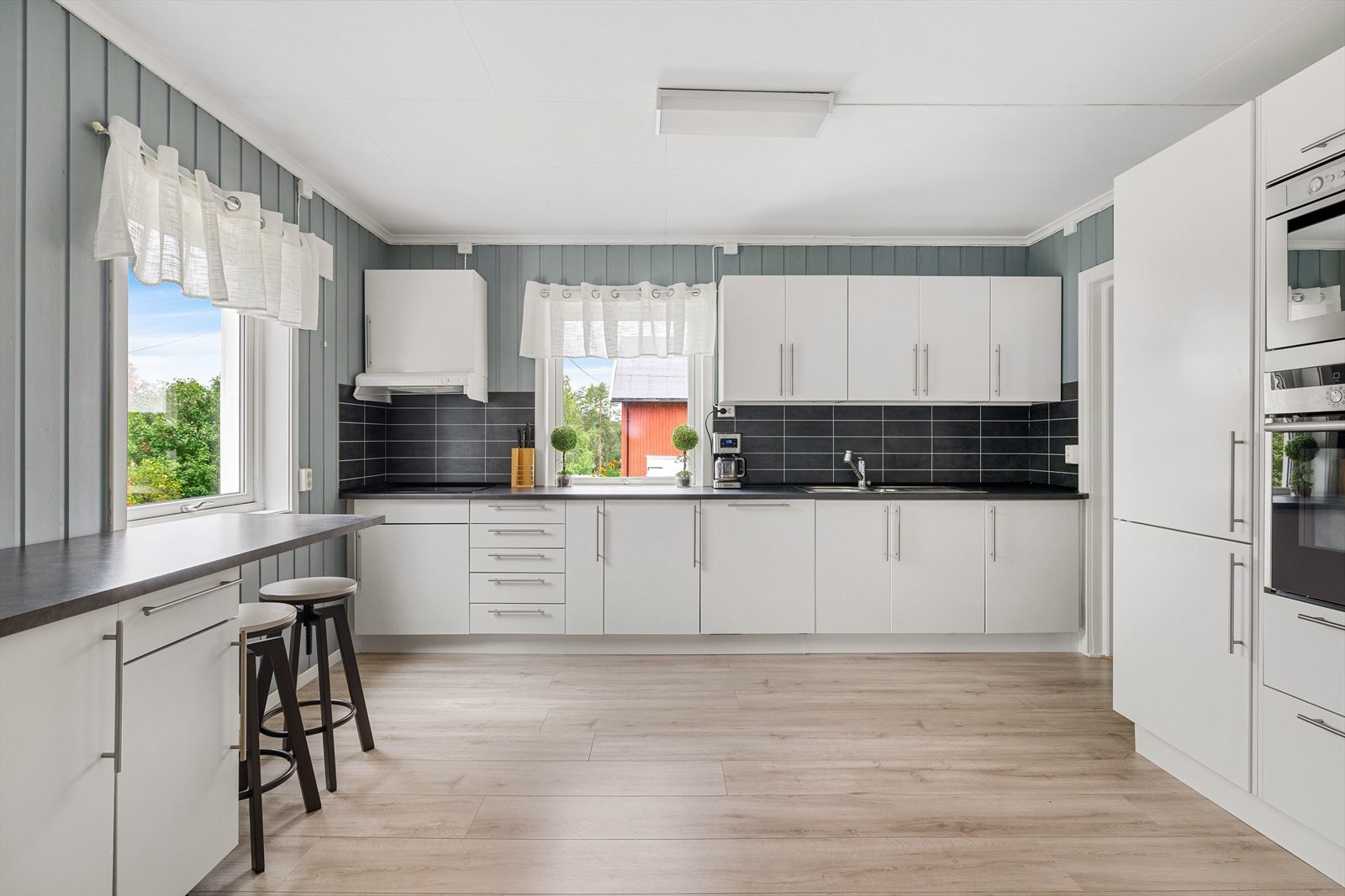 Videre kommer vi til kjøkkenet. Pent brukt og svært romslig. Galleribilde