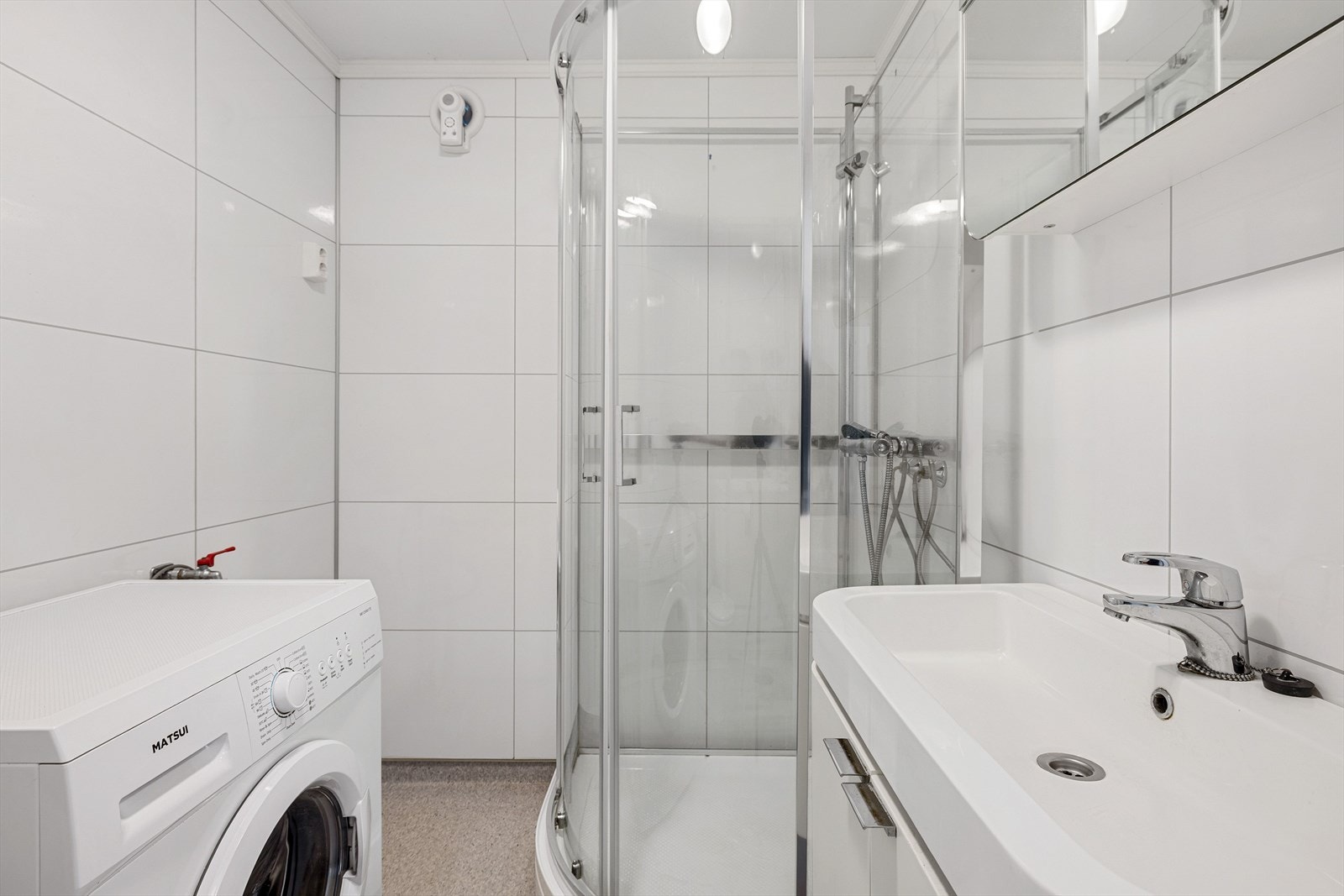 Videre fra gangen kommer vi til badet. Badet er fra 2014 og holder en god standard. Galleribilde