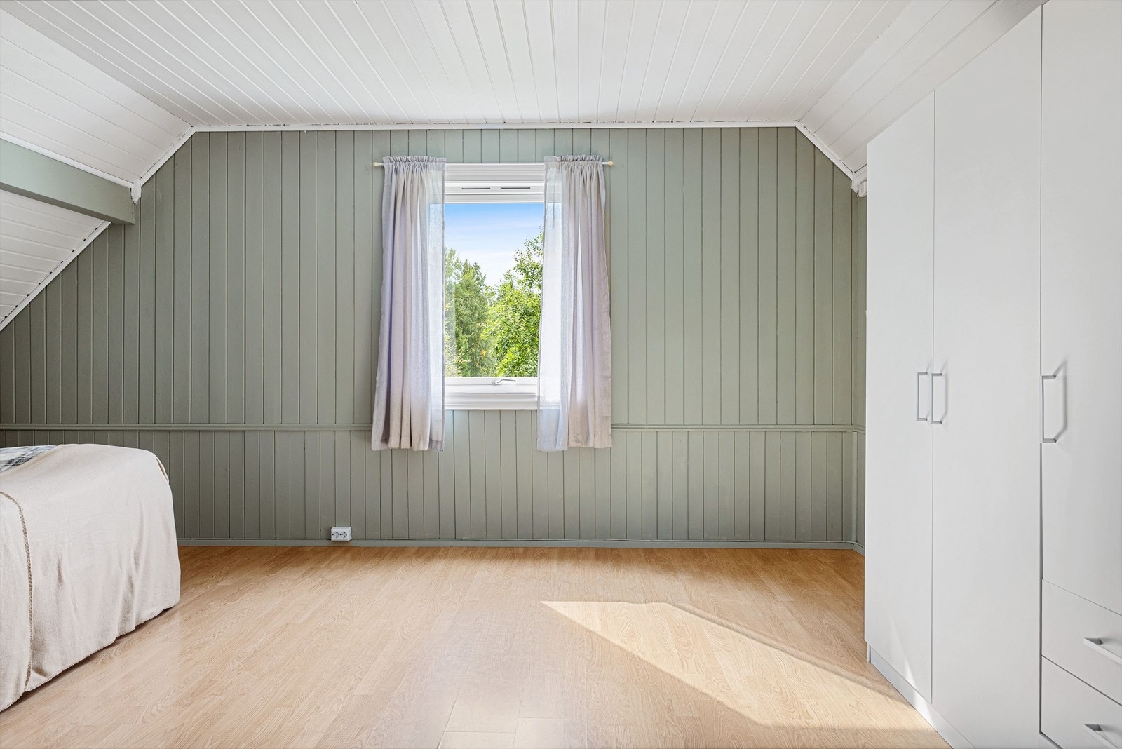 I boligen har du to store soverom. Dette er hovedsoverommet. Galleribilde