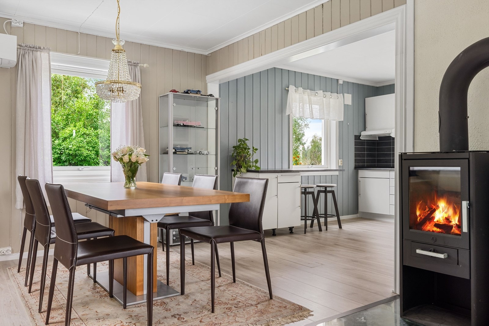 I tillegg har du en moderne vedovn for de ekstra kalde dagene. Galleribilde