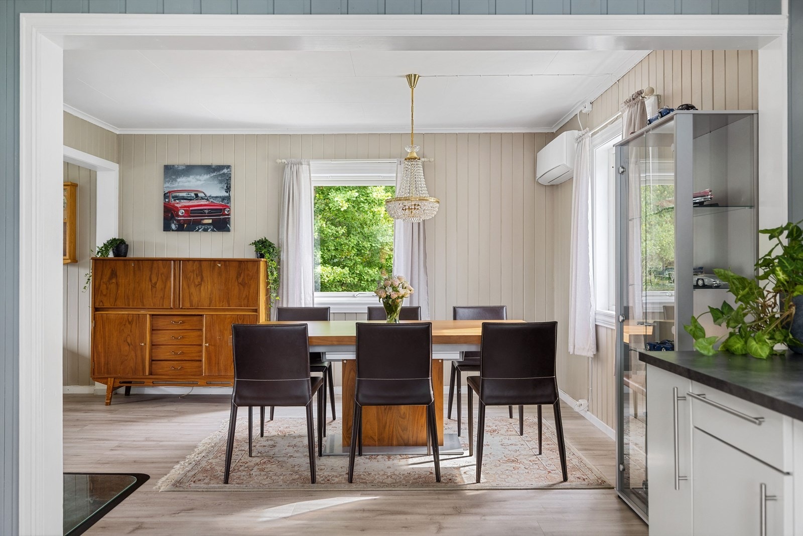 Fra kjøkkenet er det kort vei til spisestua. Her har du god plass til et stort spisebord. Galleribilde