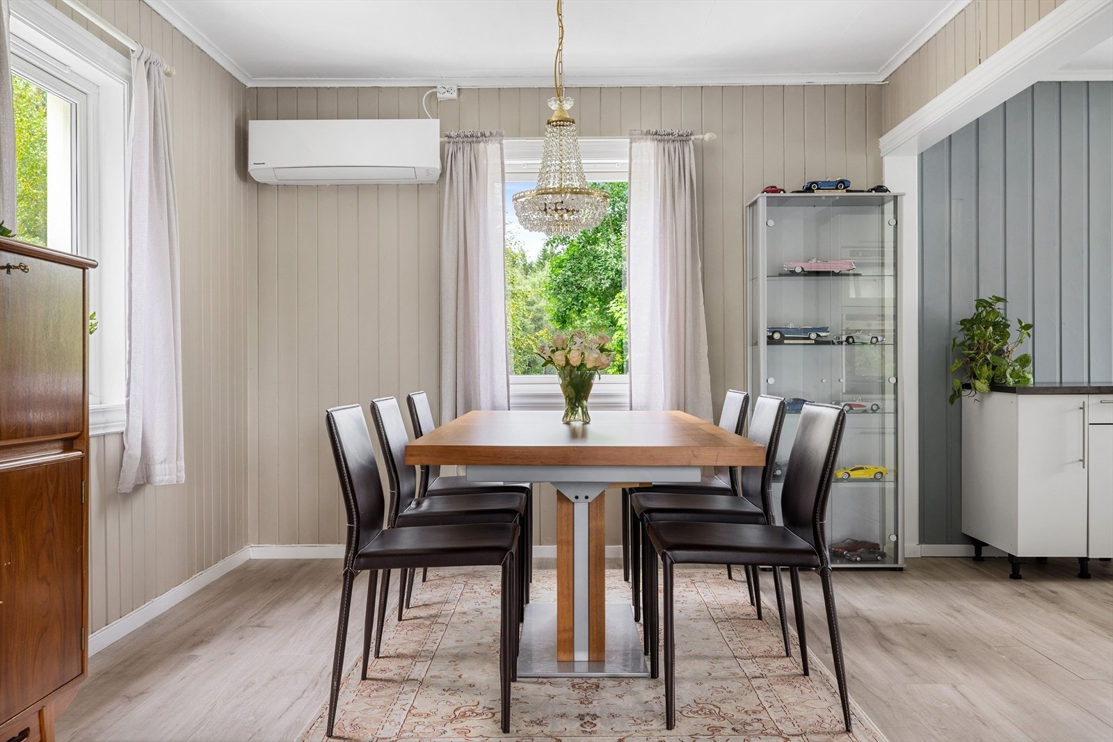 I spisestua er det strategisk plassert en varmepumpe fra 2017. Her spres både varmen og kald luft om sommeren godt i 1. etasjen. Galleribilde